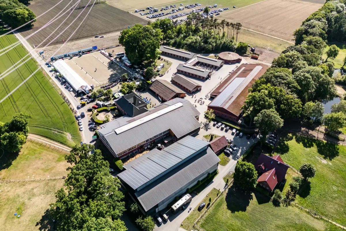 Luftaufnahme der Reitsportanlage Hollmann-Raabe in Bielefeld mit Reithallen, Außenplätzen und Stallungen