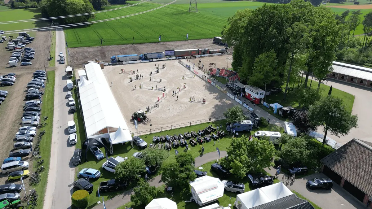 Luftaufnahme der Reitsportanlage während eines Turniers mit Zelten, Dressurviereck und Parkplätzen