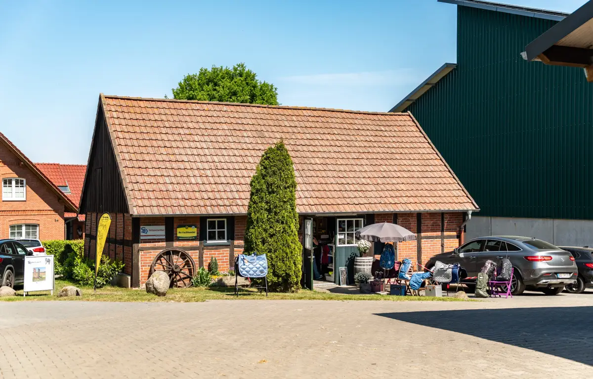 Ladengeschäft von SQ-Reitsport in einem Fachwerkgebäude auf der Reitsportanlage Hollmann-Raabe